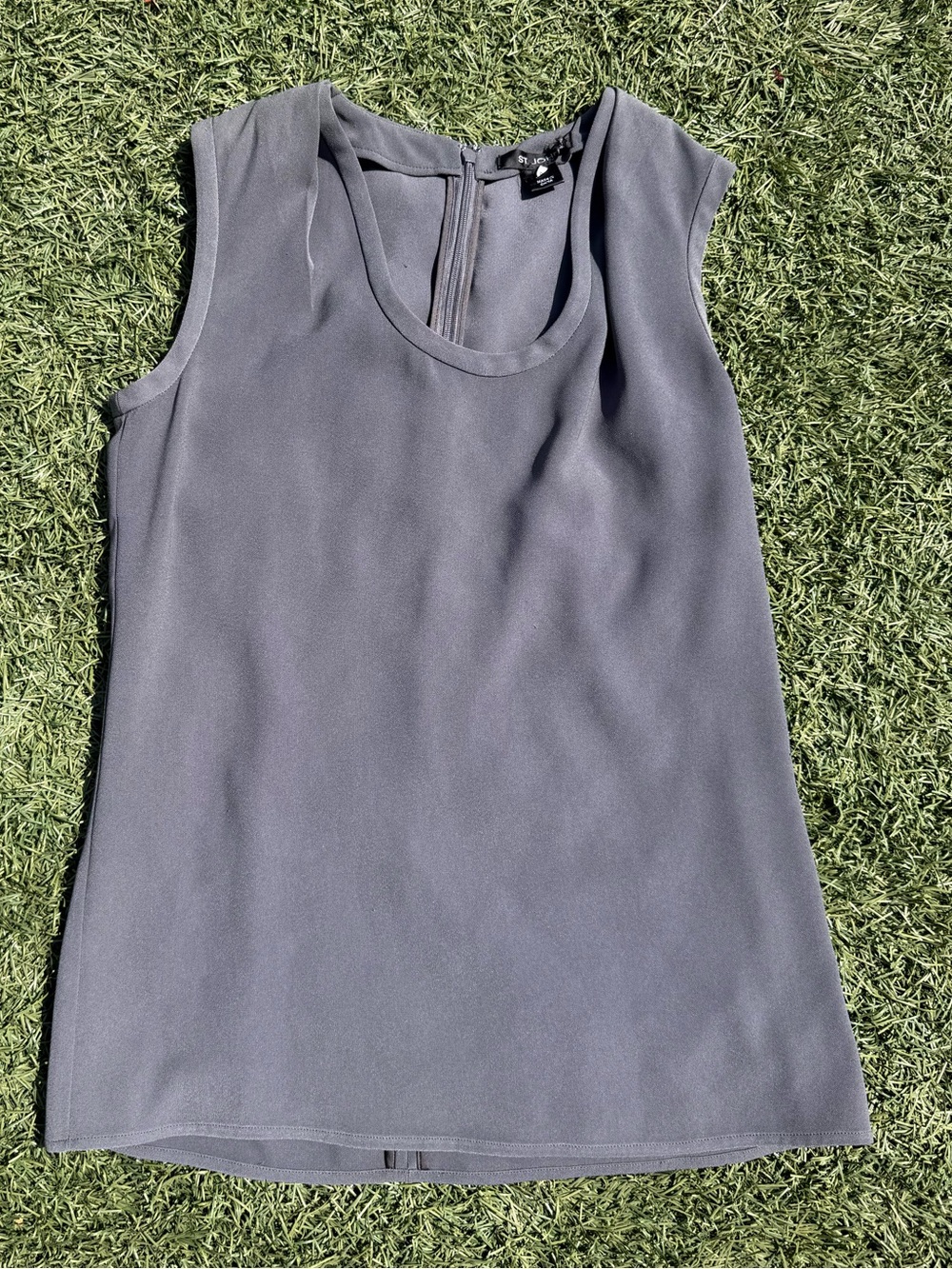 ✨ St. John sleeveless scoop neck blouse in charcoal grey